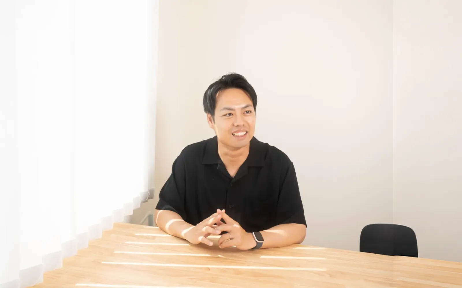 オフィスで話す代表の谷口